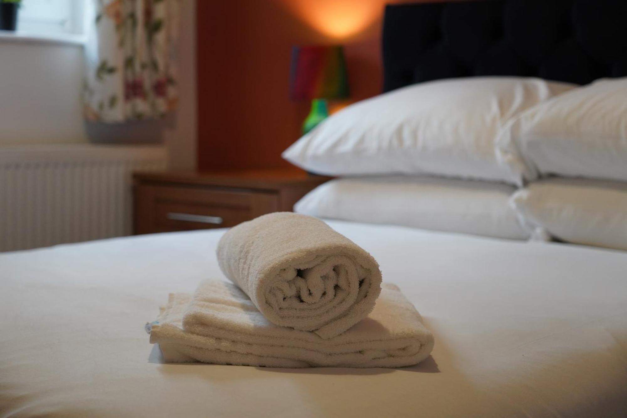 8 Double Beds In A 5 Bedroom House, Pets Welcome Epworth Eksteriør bilde